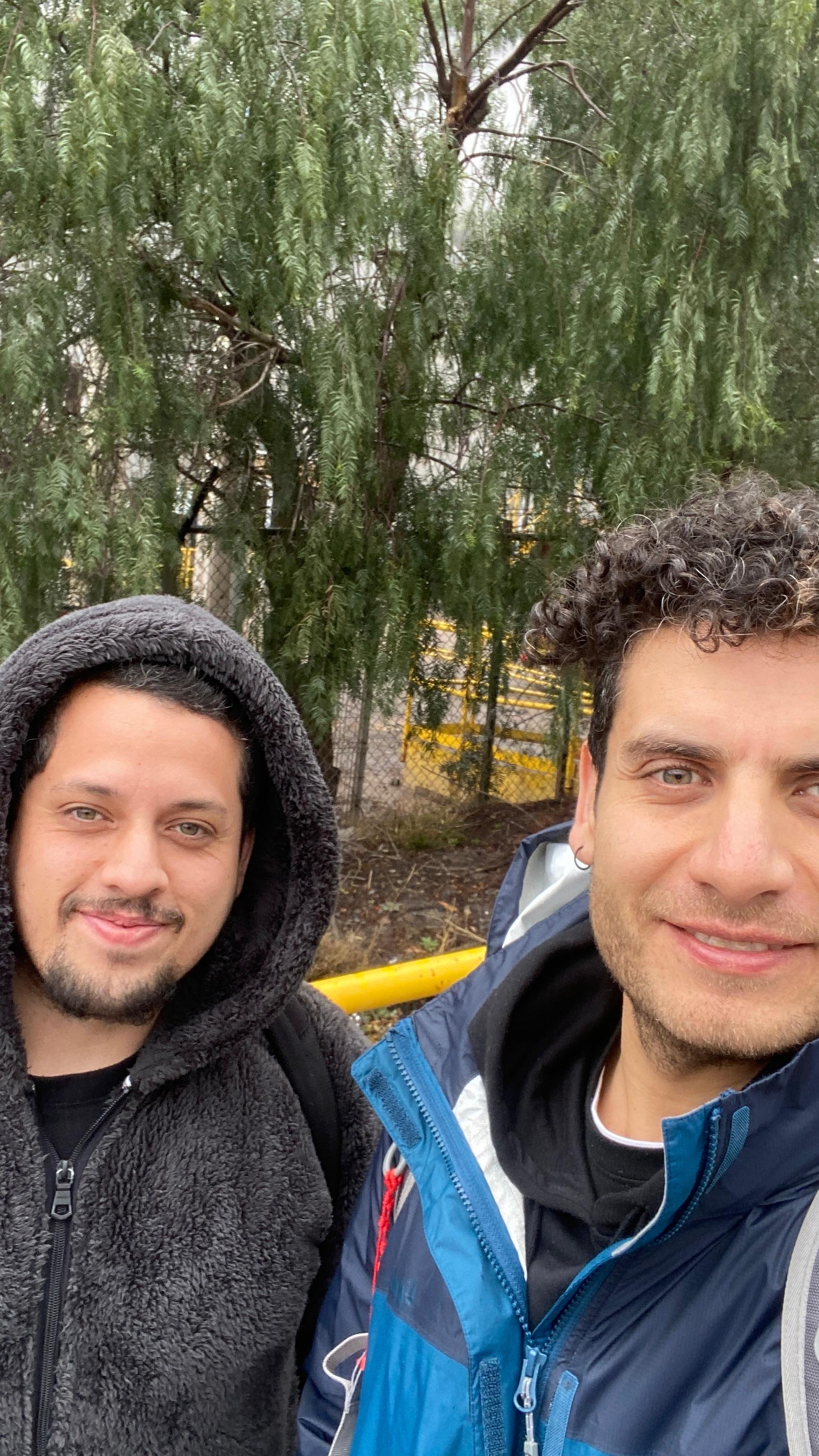 Dos integrantes de Código Startup en una actividad exterior
