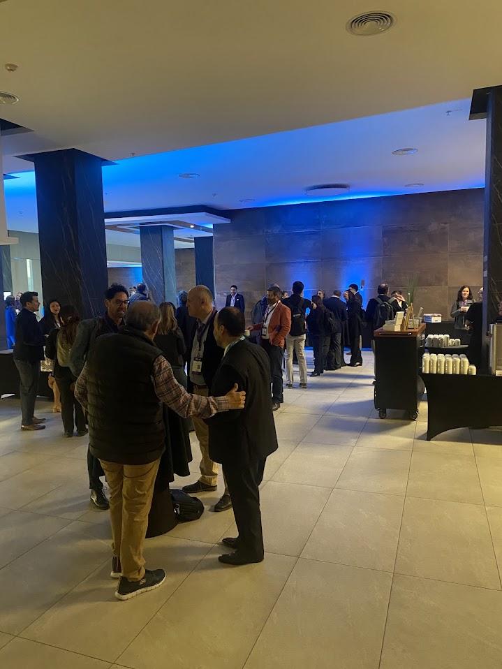 Asistentes conversando en el espacio de networking de un evento