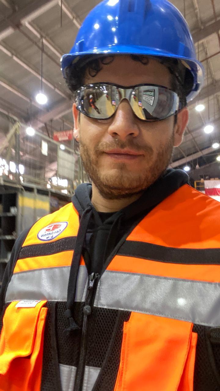 Integrante de Código Startup con casco y lentes de seguridad en una visita industrial