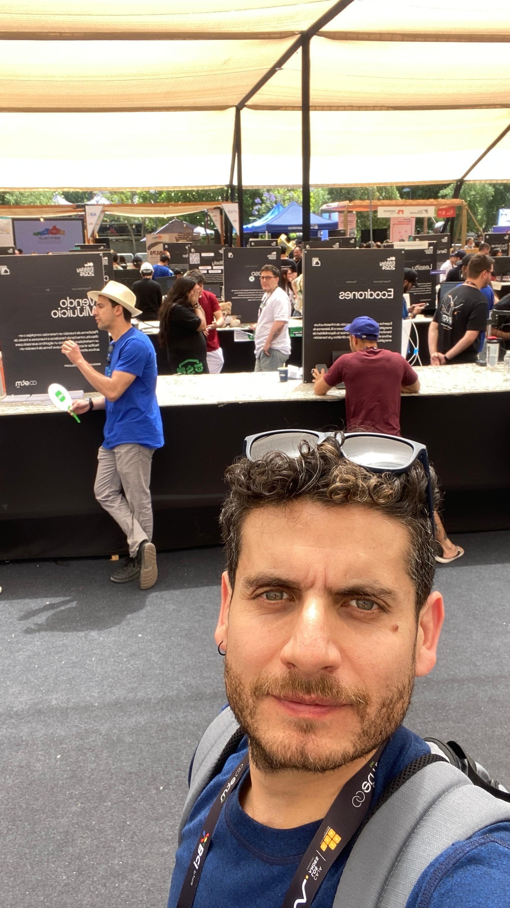 Integrante de Código Startup en una feria de emprendimiento al aire libre