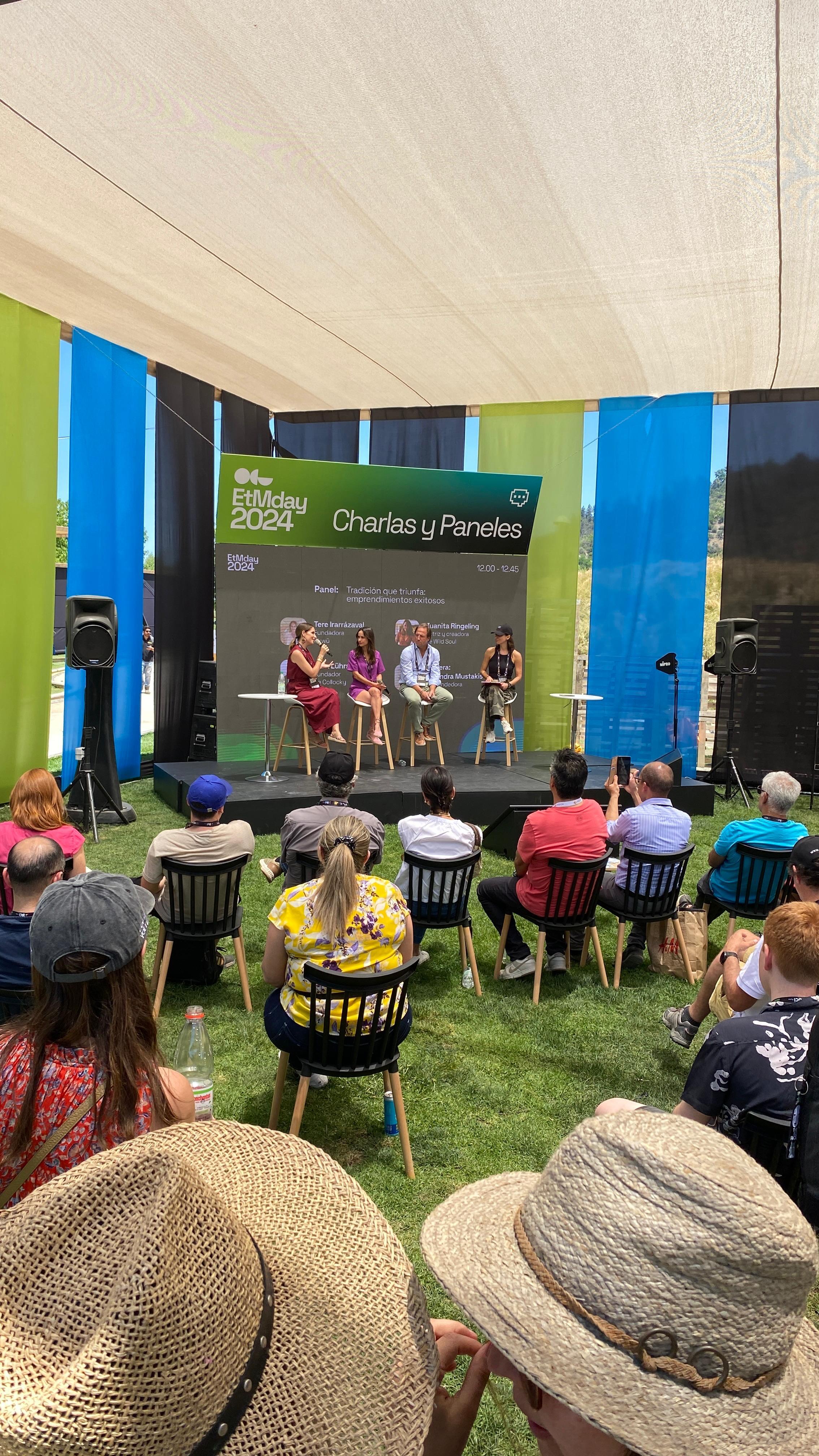 Panel de charlas del encuentro EtMday ante una audiencia al aire libre