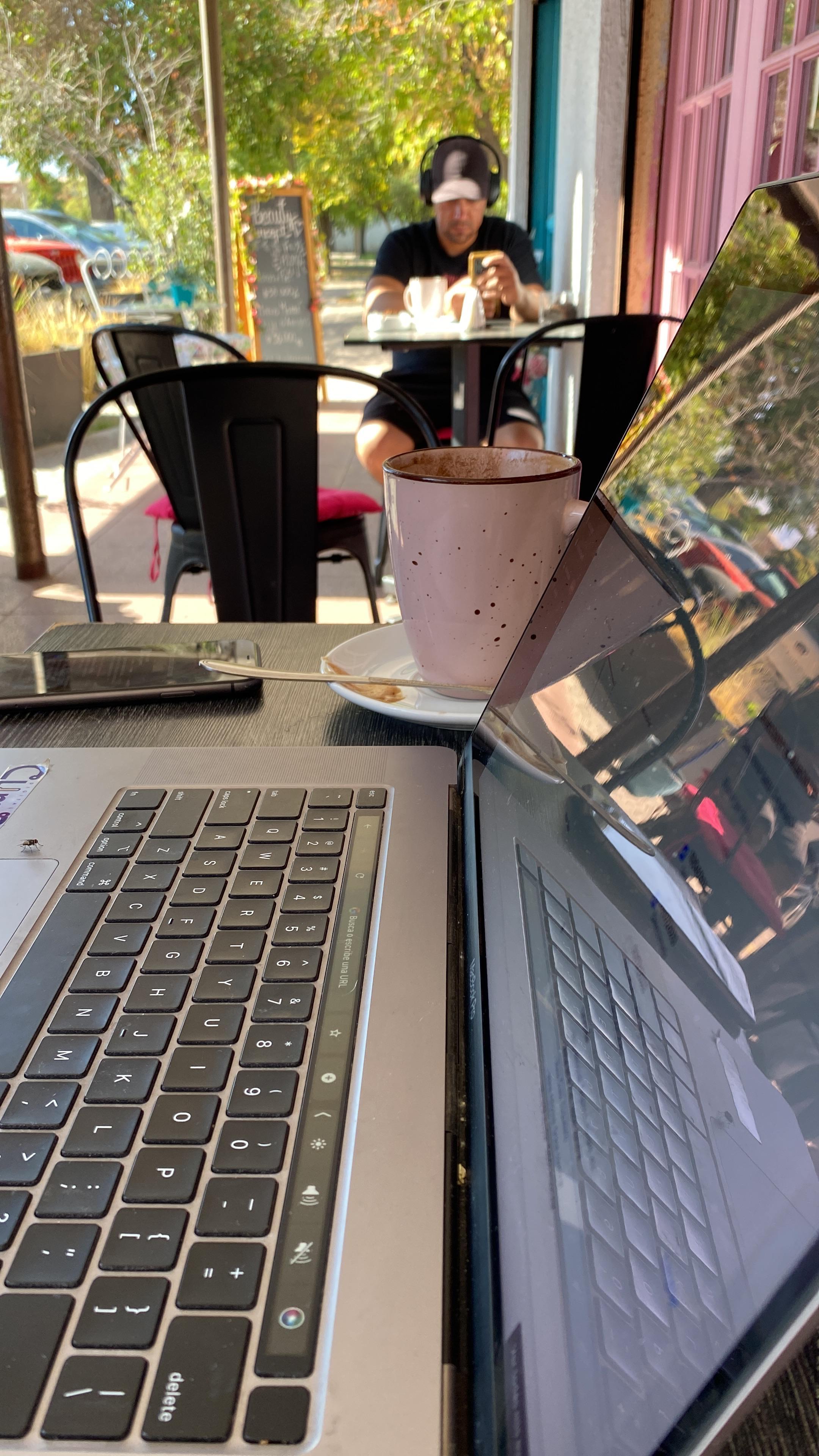 Integrante de Código Startup trabajando con notebook en un café
