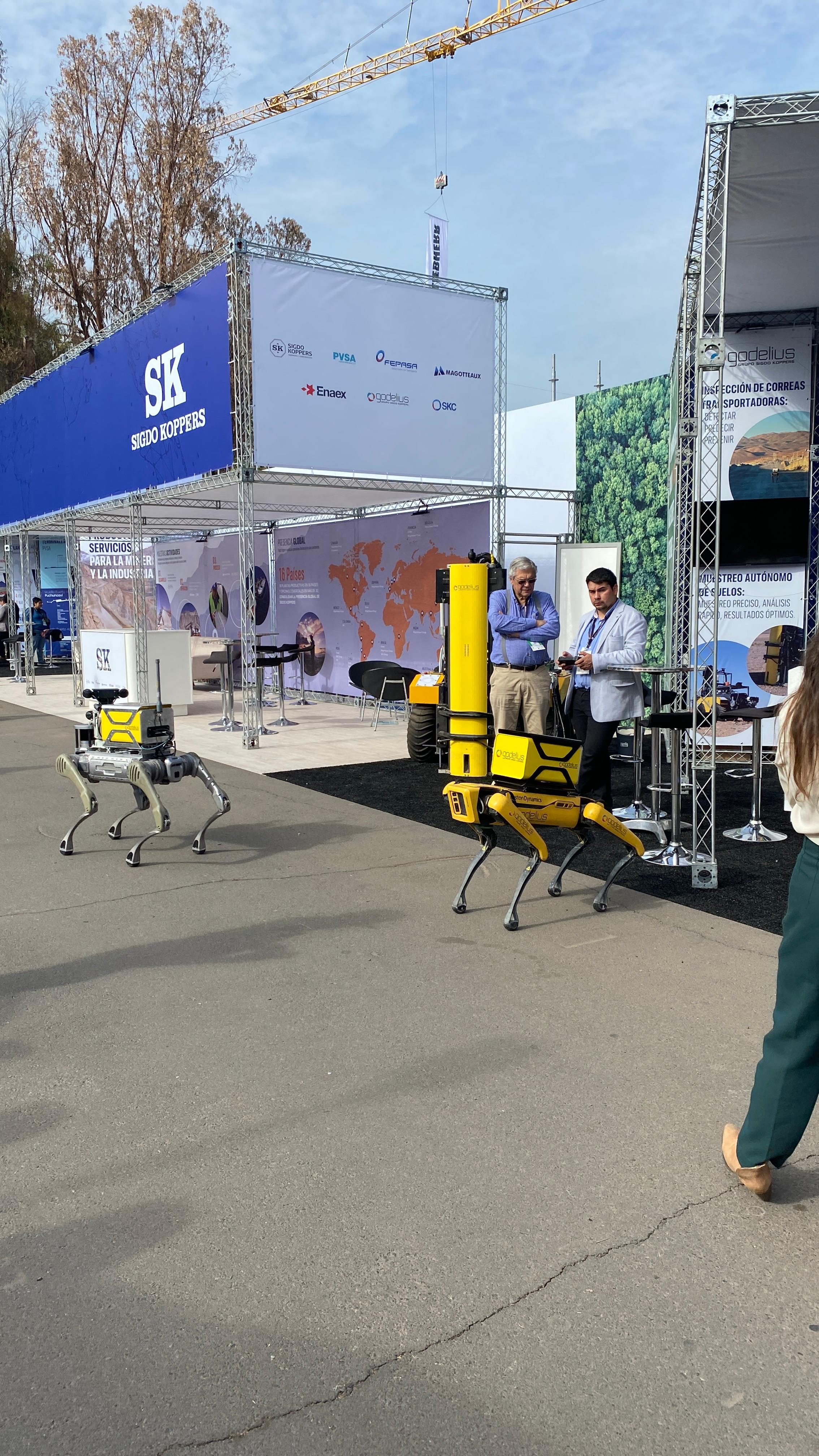Robots cuadrúpedos exhibidos en el stand de Sigdo Koppers en Expomin