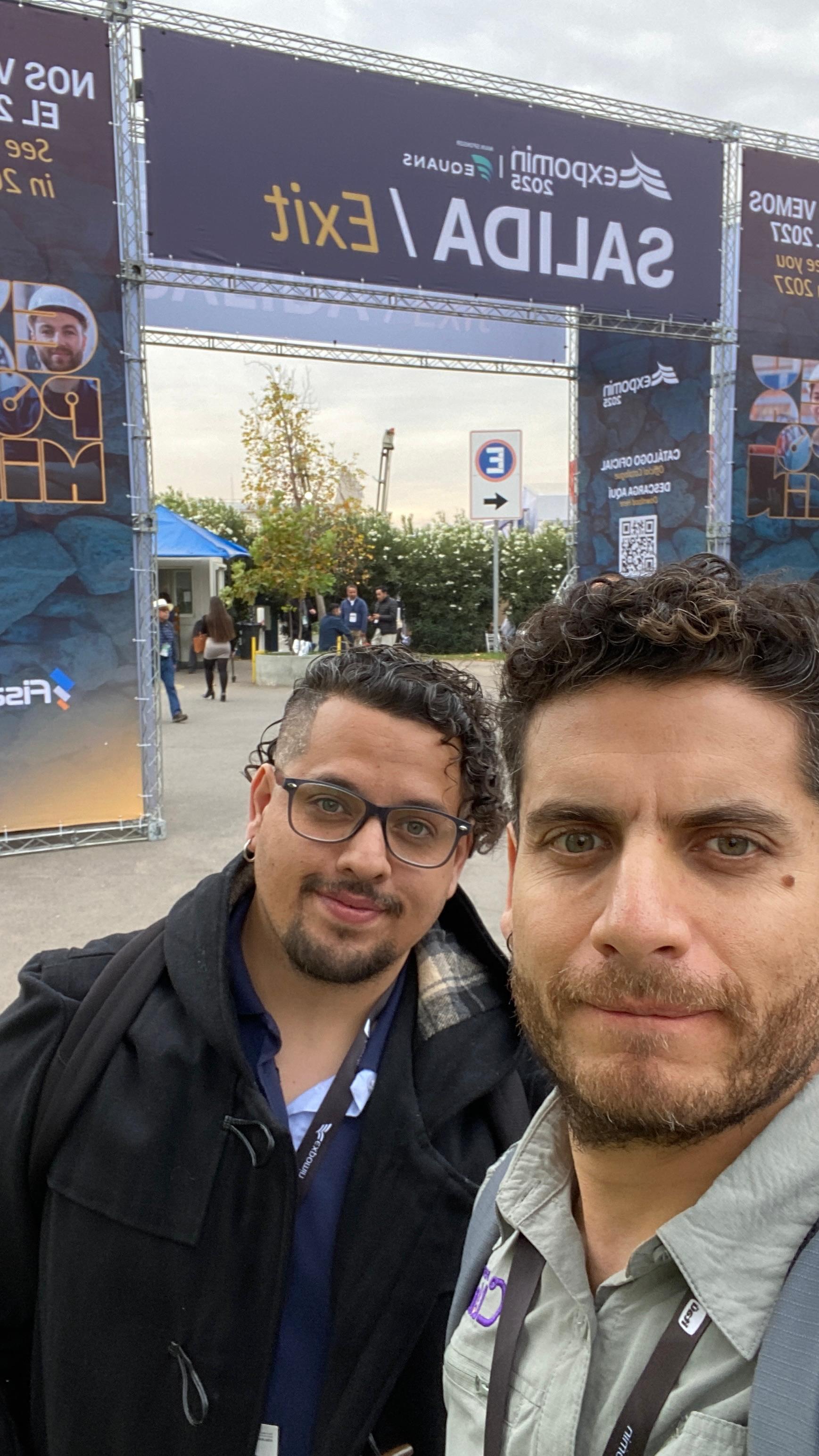 Dos integrantes de Código Startup en la salida de la feria Expomin 2025