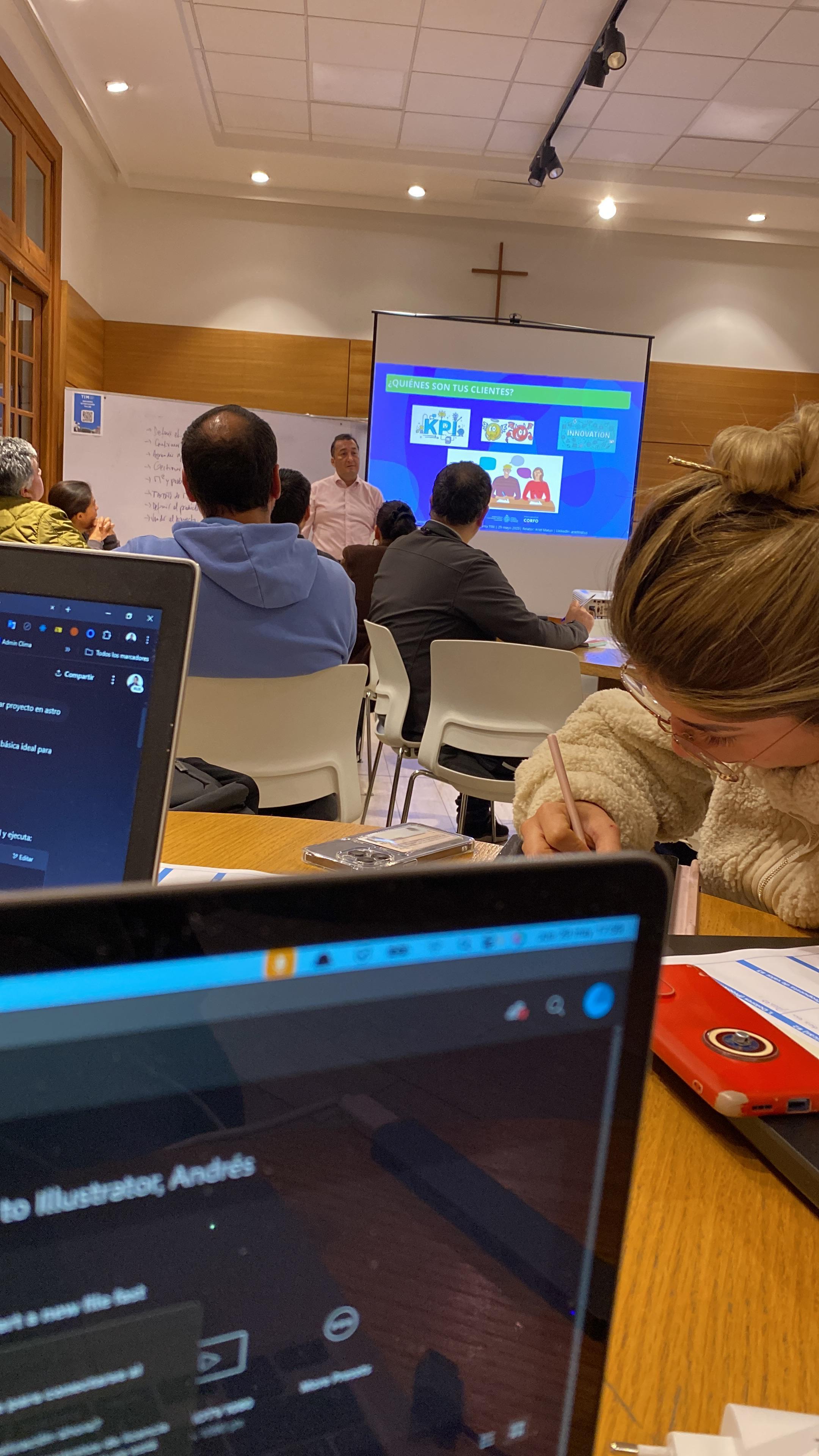 Sesión de trabajo sobre definición de clientes en un taller de emprendimiento