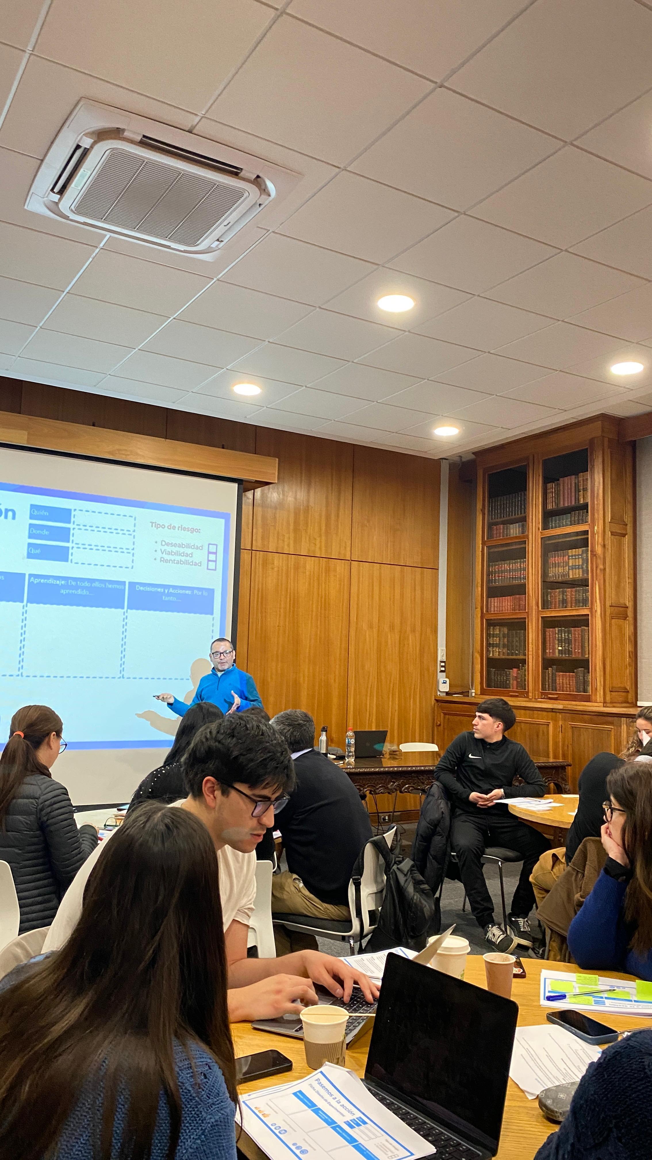 Taller de emprendimiento con presentación sobre gestión de riesgo