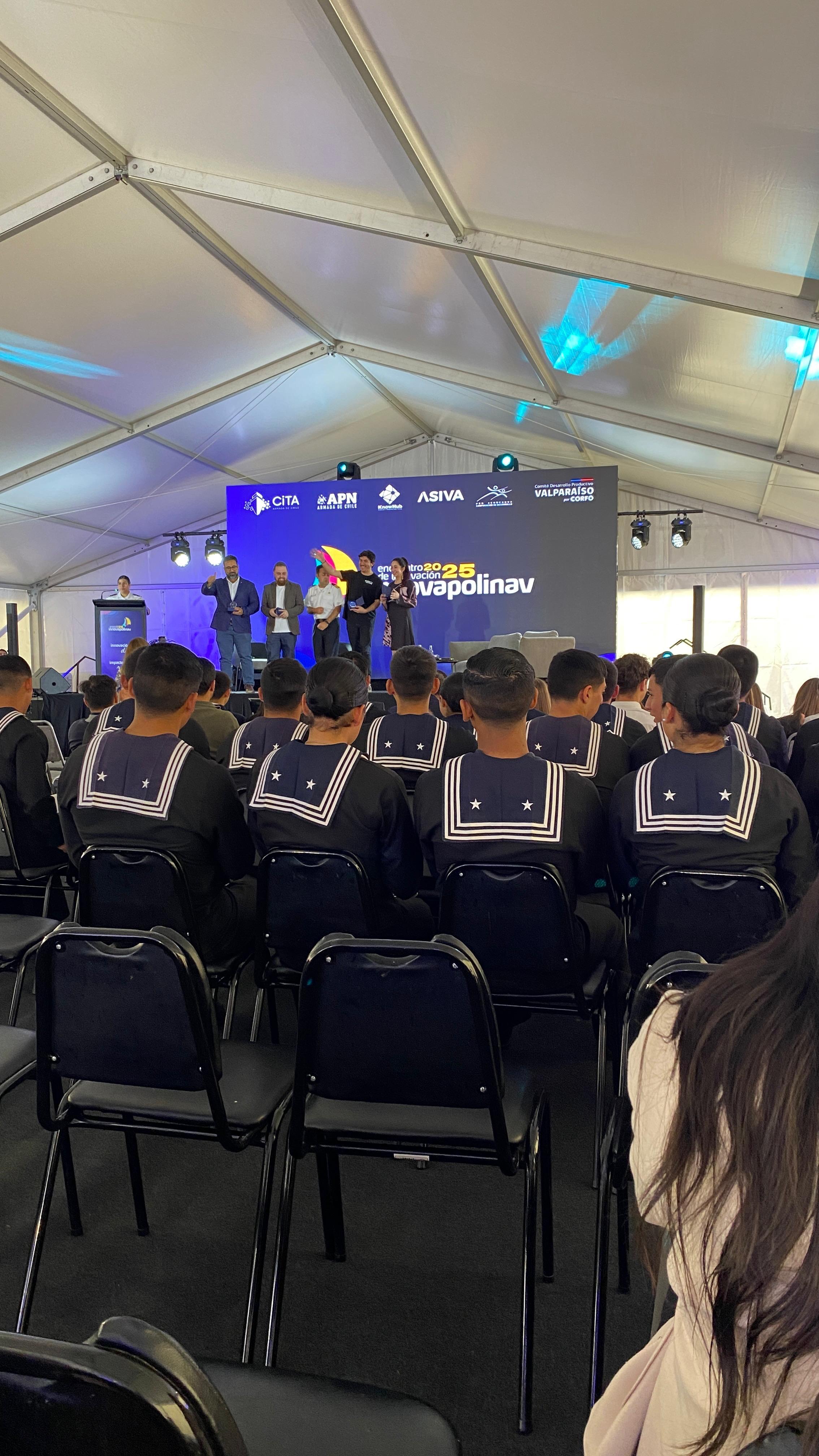 Premiación del encuentro de innovación Innovapolinav ante cadetes de la Armada