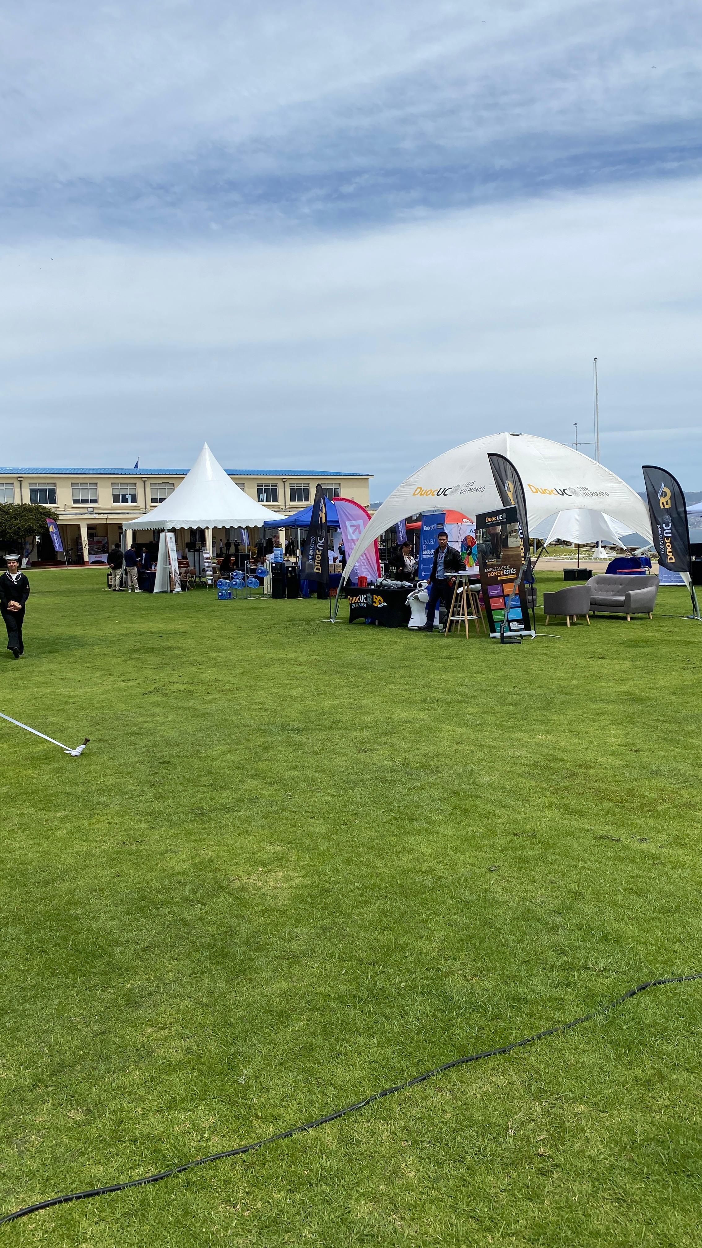 Stands al aire libre de DuocUC en un encuentro de innovación