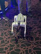 Robot cuadrúpedo exhibido en una feria tecnológica
