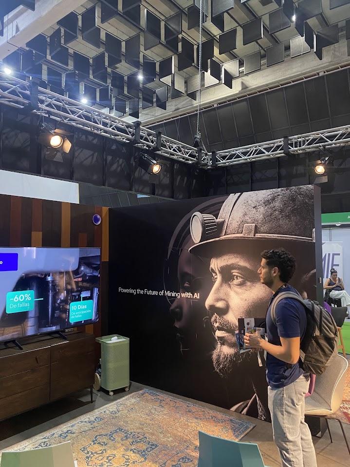Integrante de Código Startup en un stand sobre inteligencia artificial aplicada a la minería