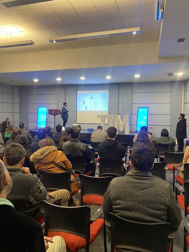 Integrante de Código Startup presentando en el evento TIM