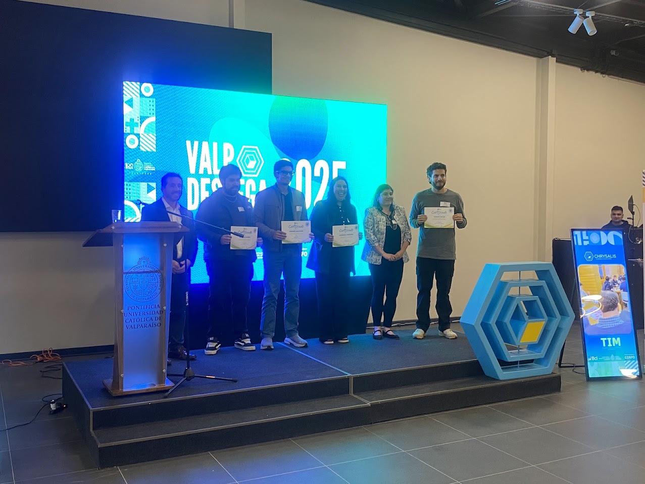 Equipo recibiendo un certificado en la premiación Valparaíso Despega