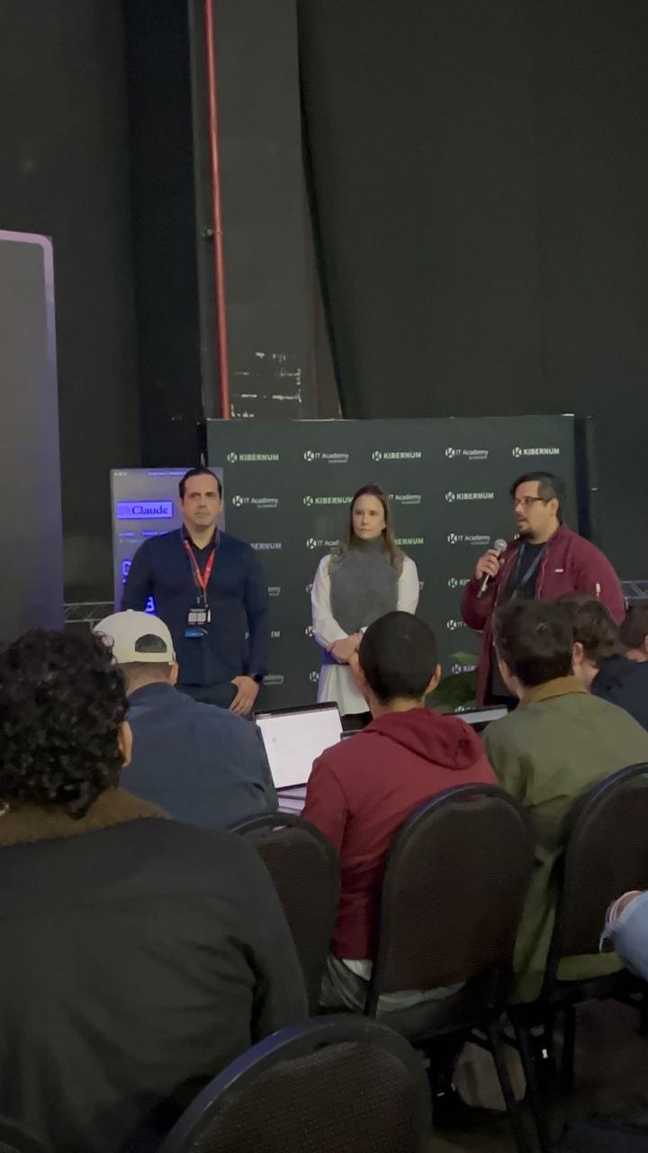 Panel de conversación en un evento de Kibernum IT Academy
