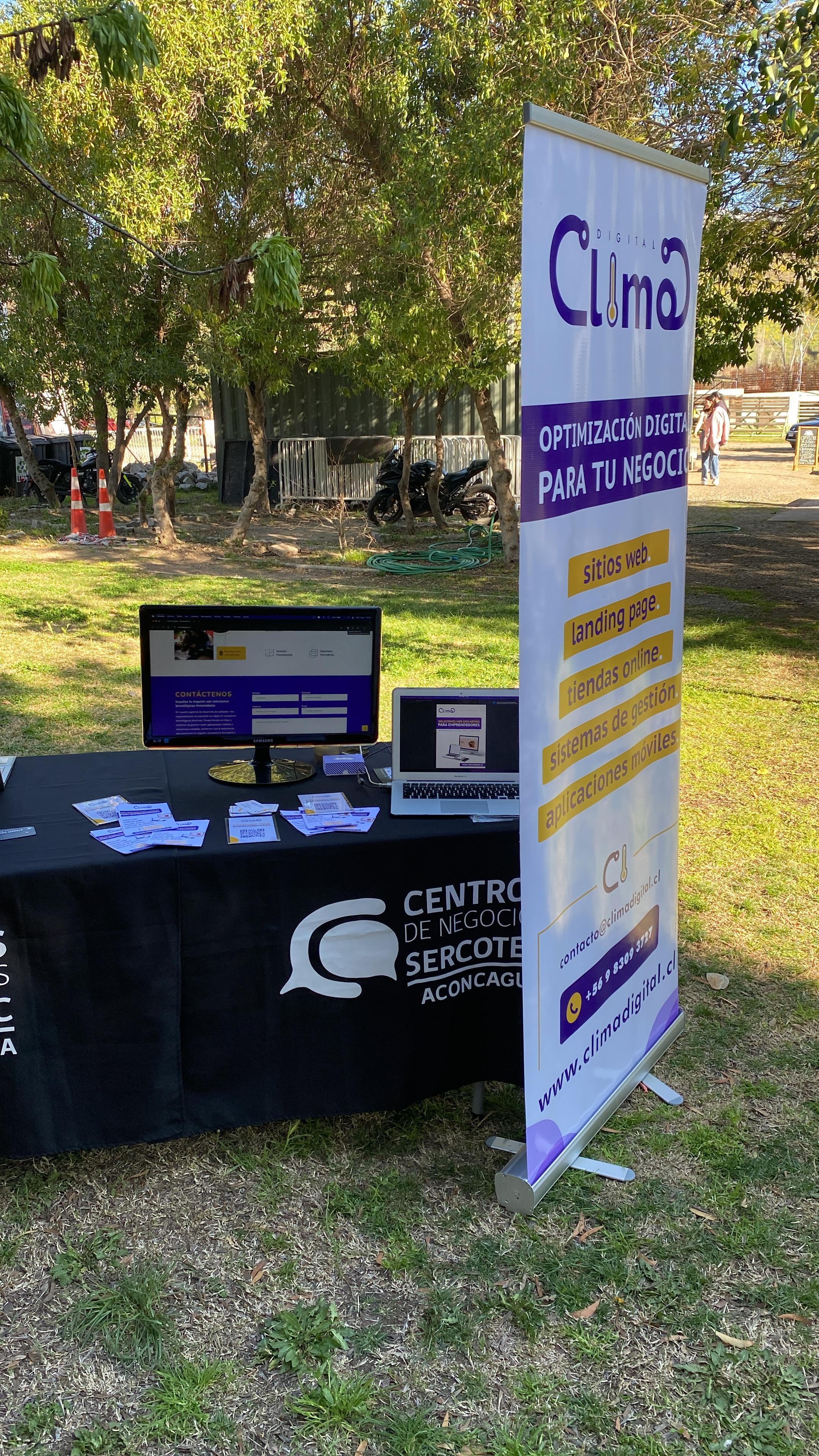 Stand de Clima Digital en una feria de emprendimiento al aire libre