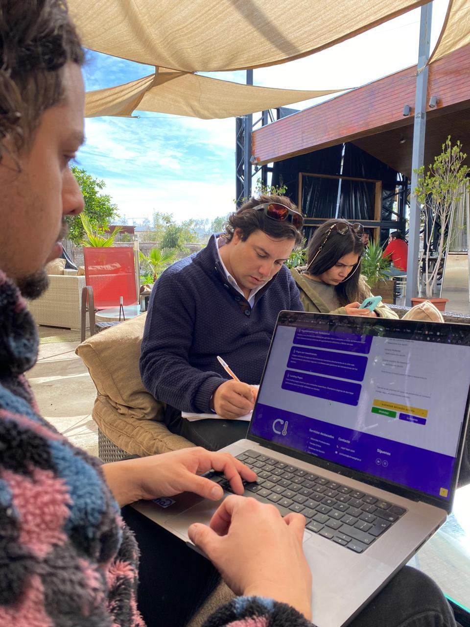 Dos integrantes de Código Startup en una actividad empresarial