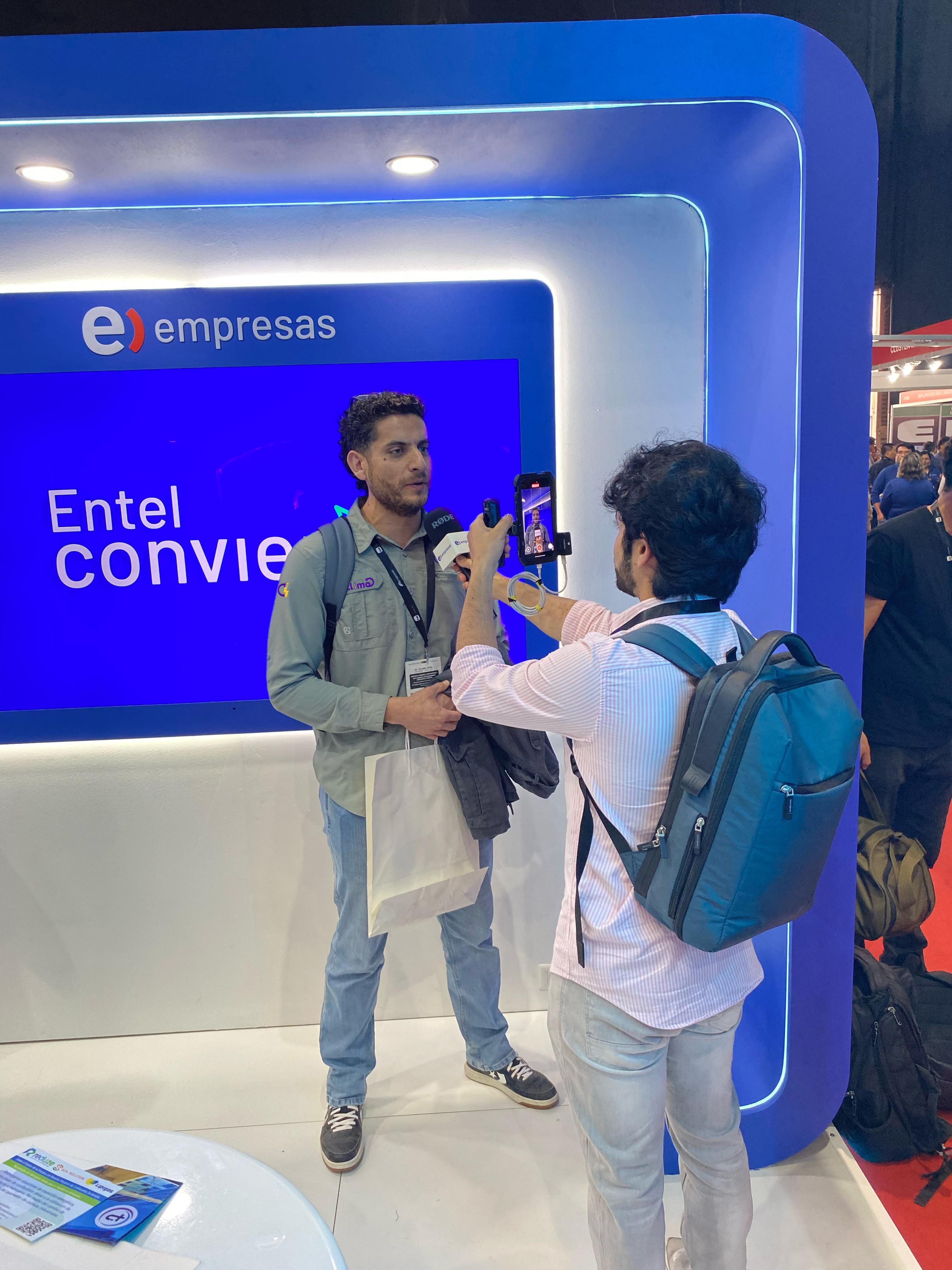 Integrante de Código Startup siendo entrevistado en un stand de Entel Empresas