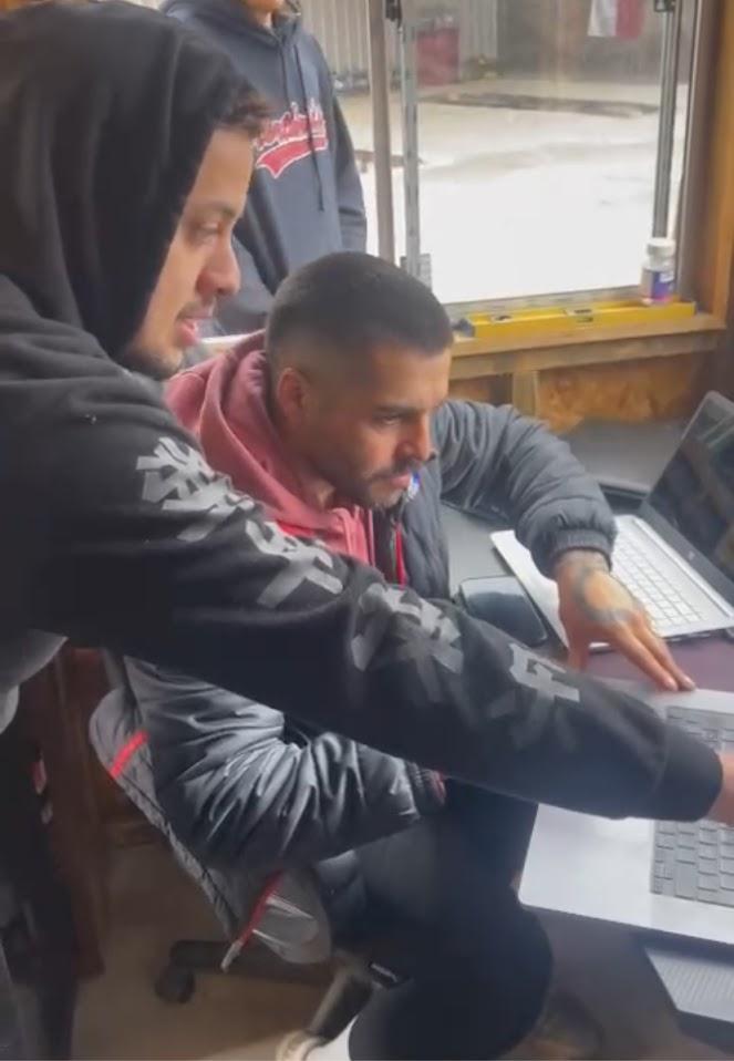Integrantes de Código Startup revisando código en un taller de trabajo